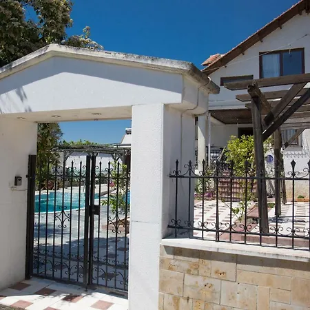 Rural Private Pool, Bbq, Court ,20' Airport