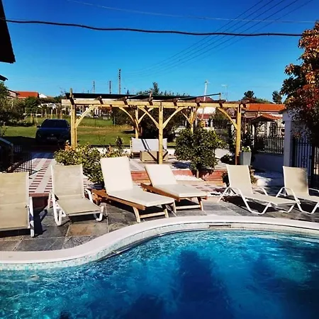 Rural Private Pool, Bbq, Court ,20' Airport